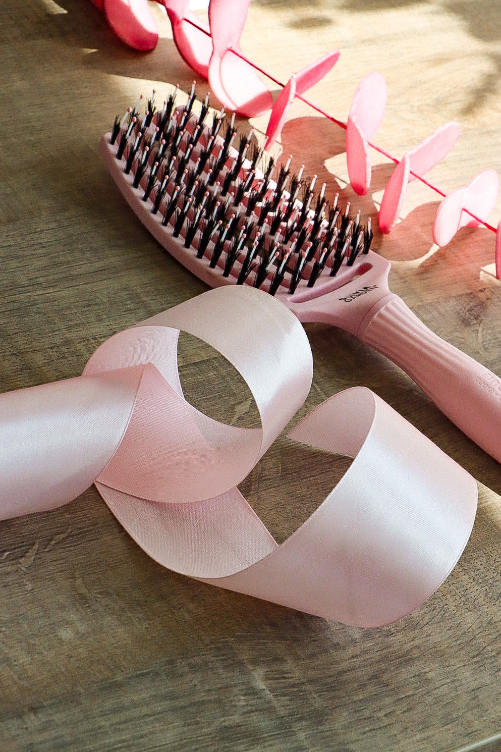 Olivia Garden Fingerbrush Boar & Nylon Pastel Pink – Professzionális Display 12 Kefével a Könnyed Fésülésért és Természetes Fényért