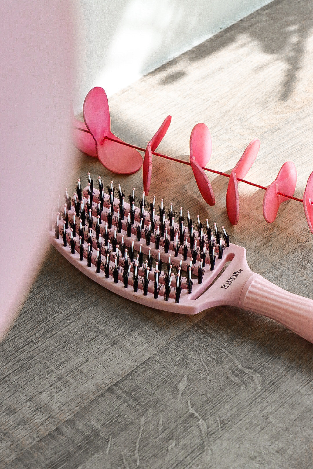 Olivia Garden Fingerbrush Boar & Nylon Pastel Pink – Professzionális Display 12 Kefével a Könnyed Fésülésért és Természetes Fényért