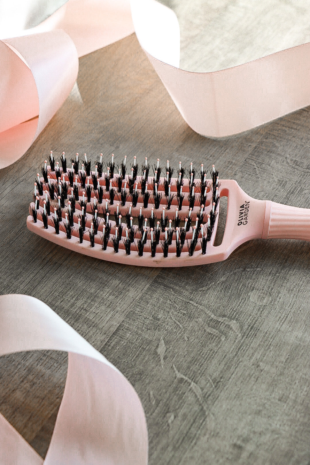 Olivia Garden Fingerbrush Boar & Nylon Pastel Pink – Professzionális Display 12 Kefével a Könnyed Fésülésért és Természetes Fényért