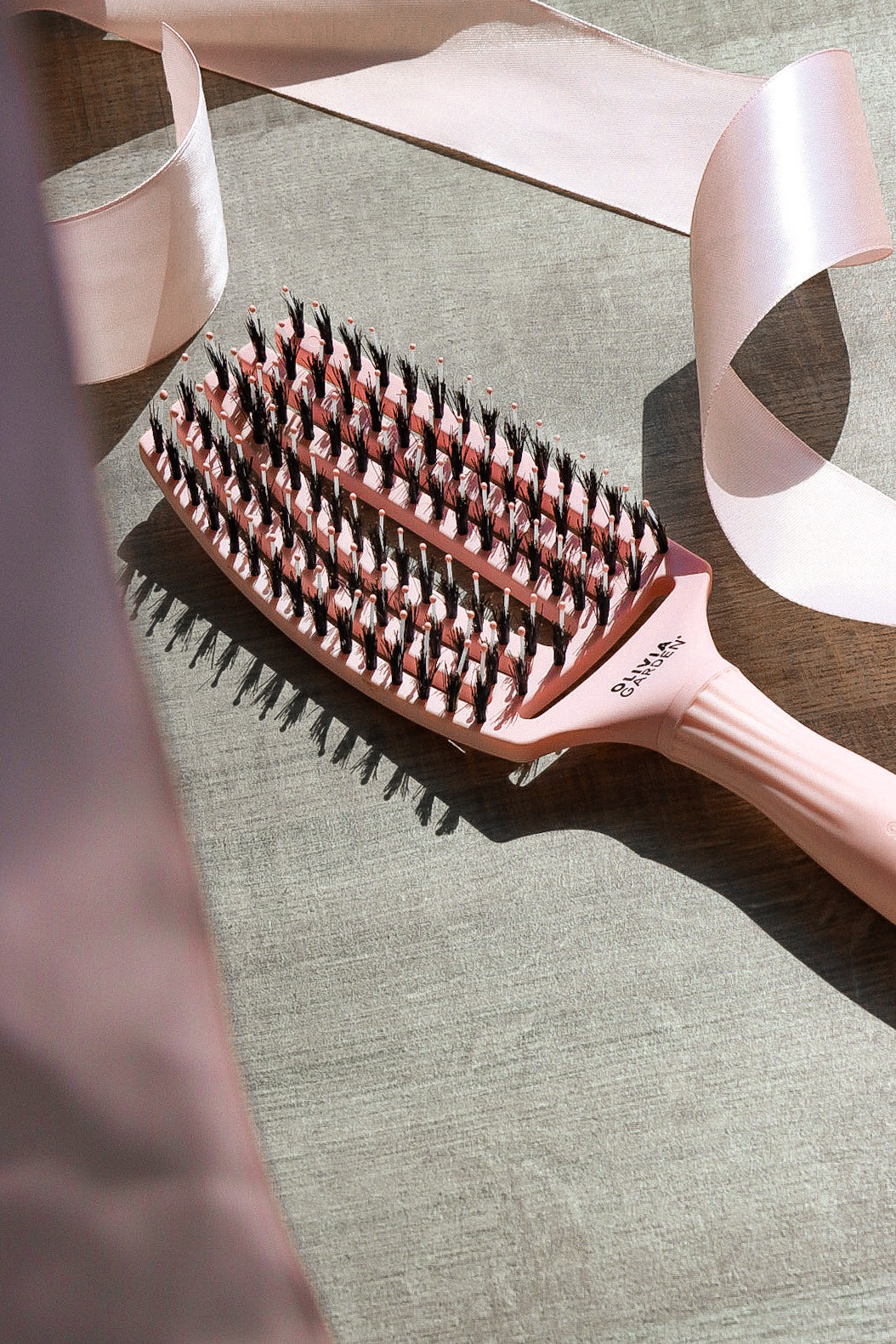 Olivia Garden Fingerbrush Boar & Nylon Pastel Pink – Professzionális Display 12 Kefével a Könnyed Fésülésért és Természetes Fényért