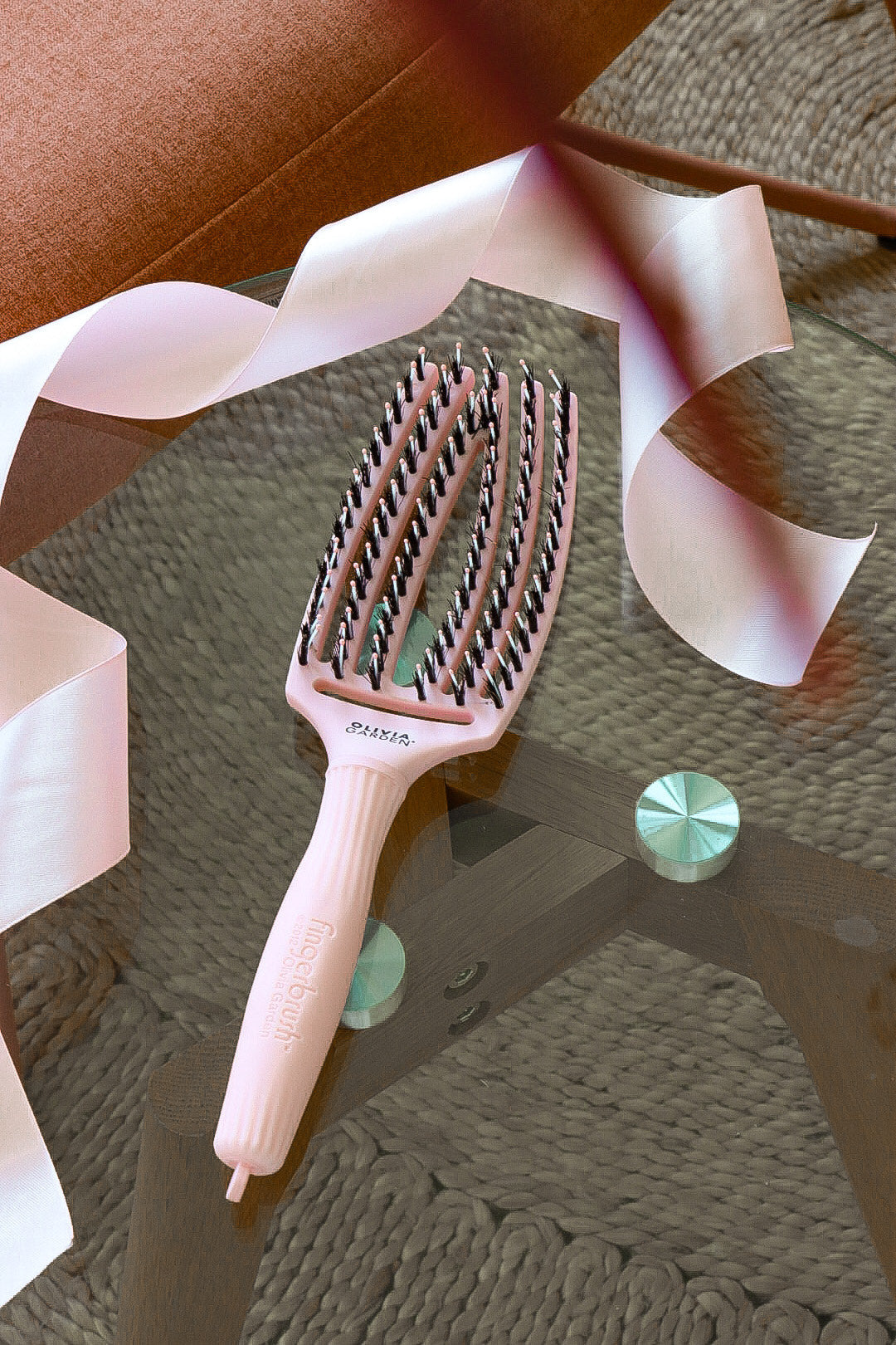 Olivia Garden Fingerbrush Boar & Nylon Pastel Pink – Professzionális Display 12 Kefével a Könnyed Fésülésért és Természetes Fényért