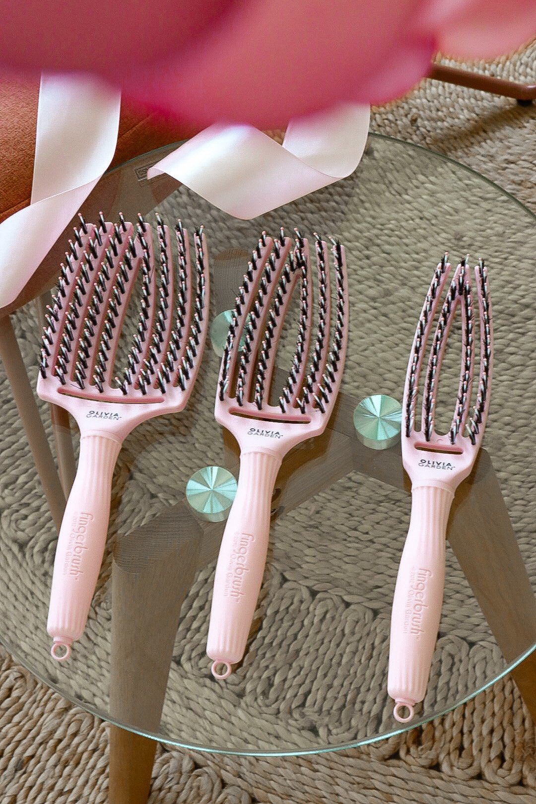 Olivia Garden Fingerbrush Boar & Nylon Pastel Pink – Professzionális Display 12 Kefével a Könnyed Fésülésért és Természetes Fényért
