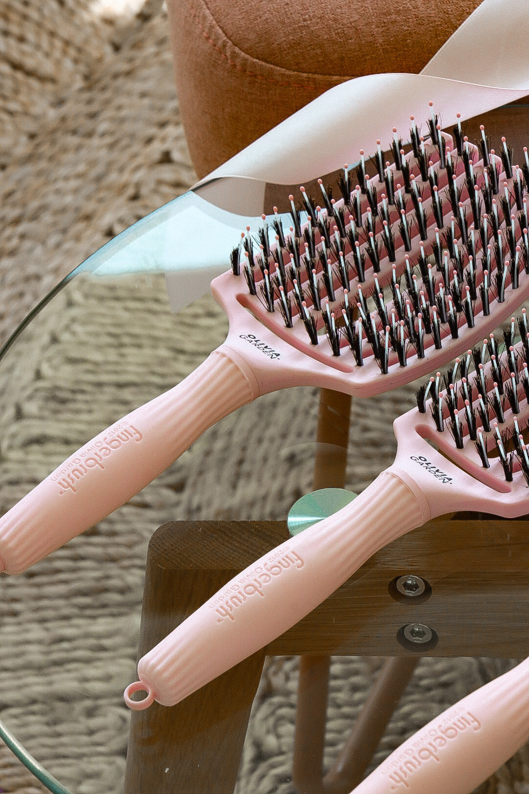 Olivia Garden Fingerbrush Boar & Nylon Pastel Pink – Professzionális Display 12 Kefével a Könnyed Fésülésért és Természetes Fényért