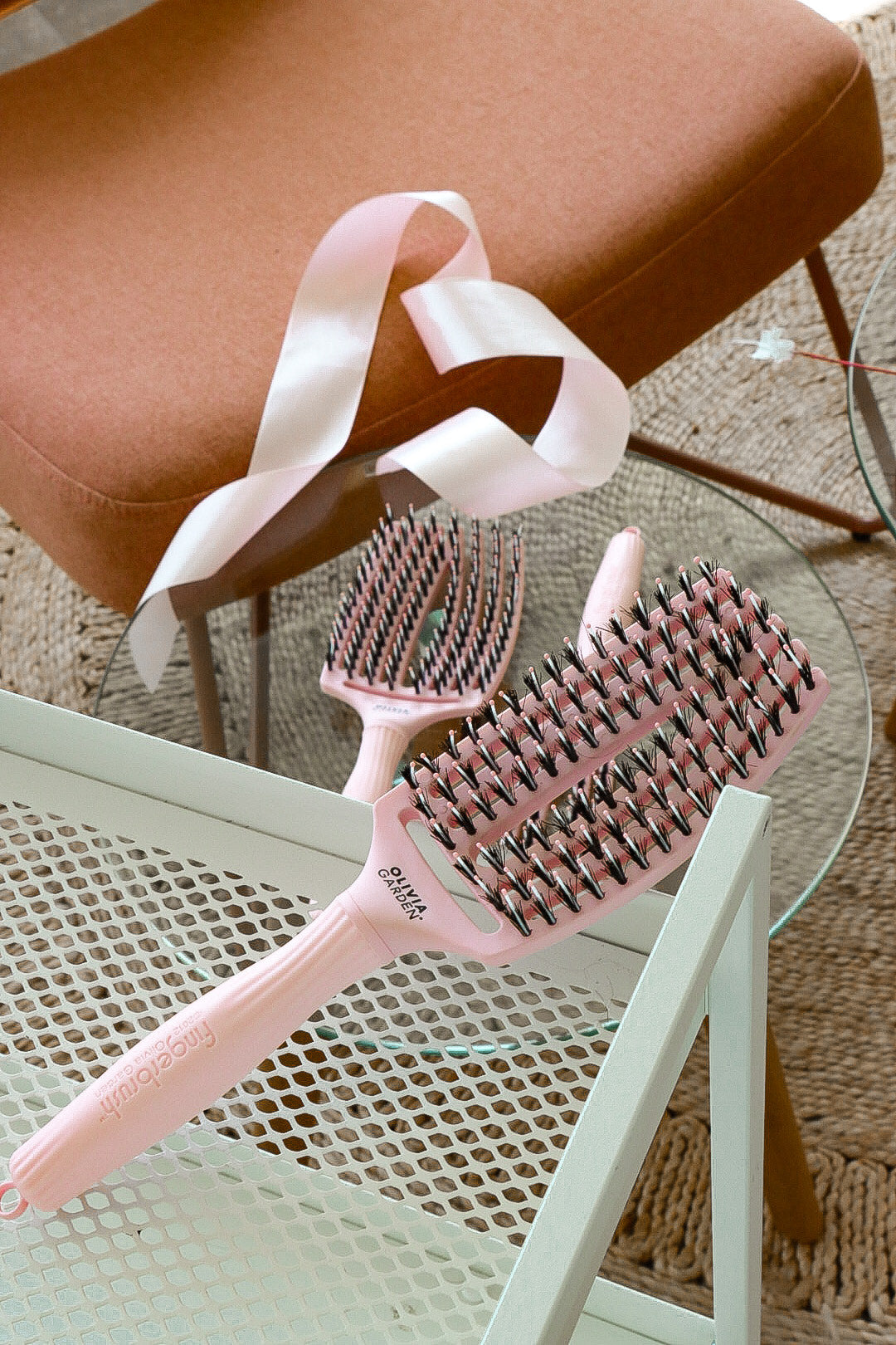 Olivia Garden Fingerbrush Boar & Nylon Pastel Pink – Professzionális Display 12 Kefével a Könnyed Fésülésért és Természetes Fényért