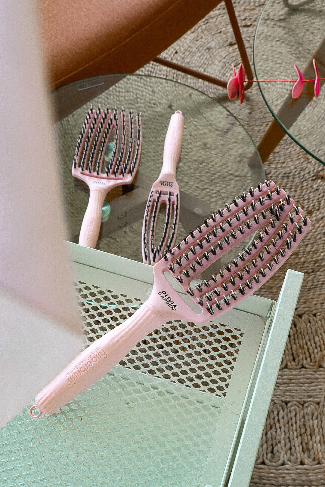 Olivia Garden Fingerbrush Boar & Nylon Pastel Pink – Professzionális Display 12 Kefével a Könnyed Fésülésért és Természetes Fényért