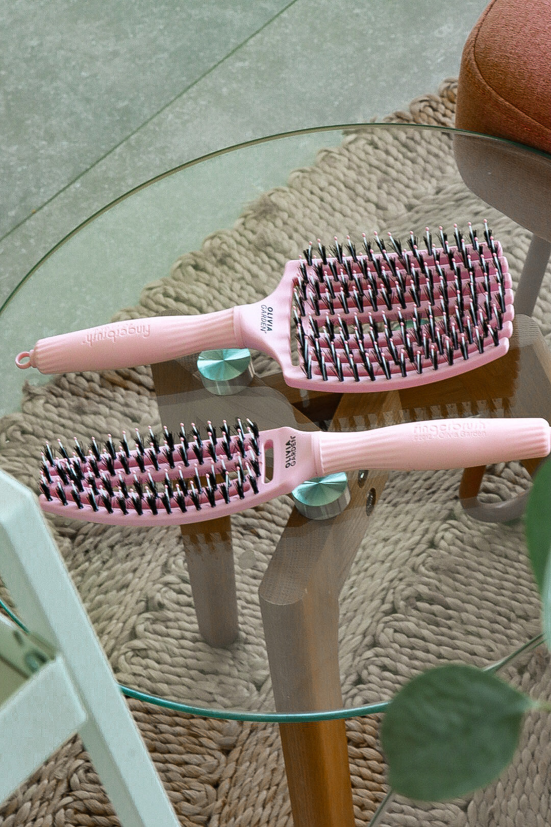 Olivia Garden Fingerbrush Boar & Nylon Pastel Pink – Professzionális Display 12 Kefével a Könnyed Fésülésért és Természetes Fényért