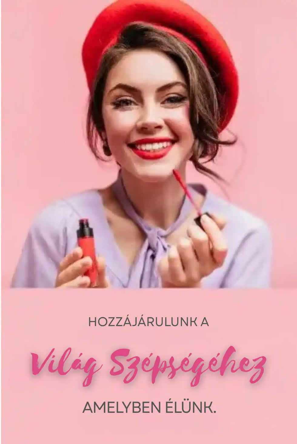 Egy fiatal nő, aki piros rúzs van az ajkán, piros bádogsapkát visel és egy világos lila blúzt.