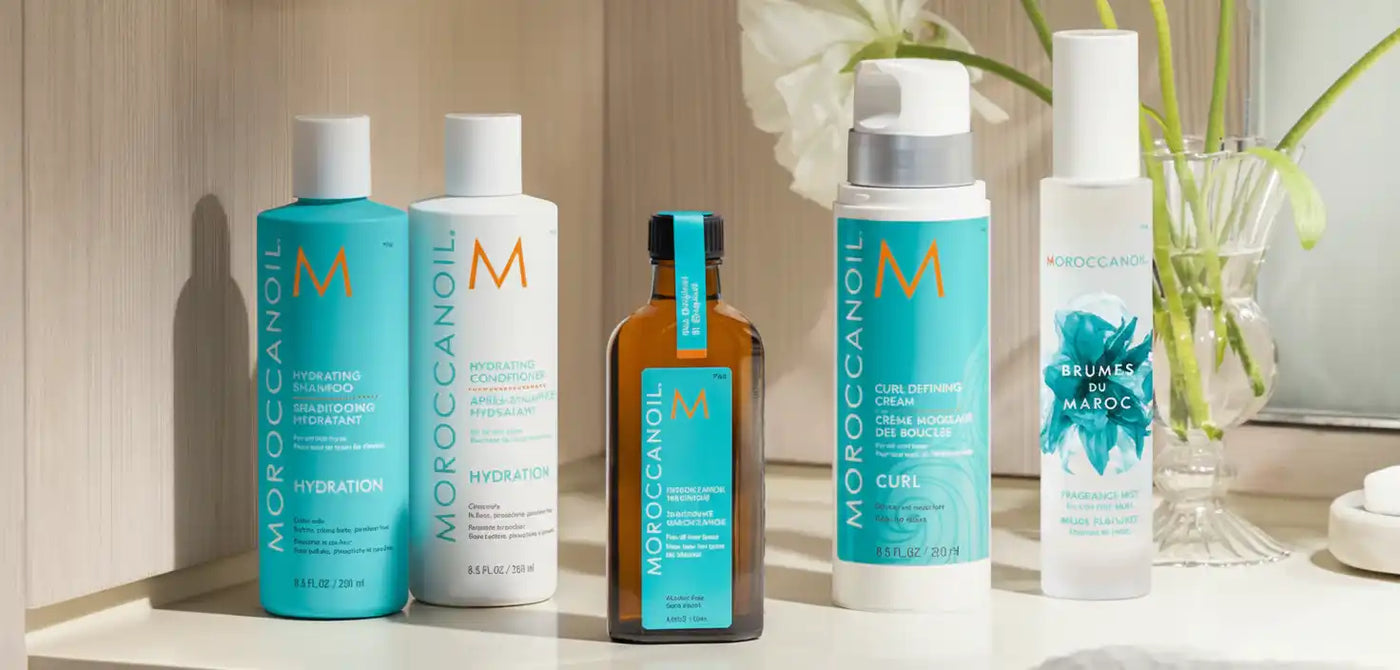 Egy hajápolási termékek gyűjteménye, beleértve sampont, hajbalzsamot, hajolajat, fürtjeiket meghatározó krémet és haj- és testpermetet.