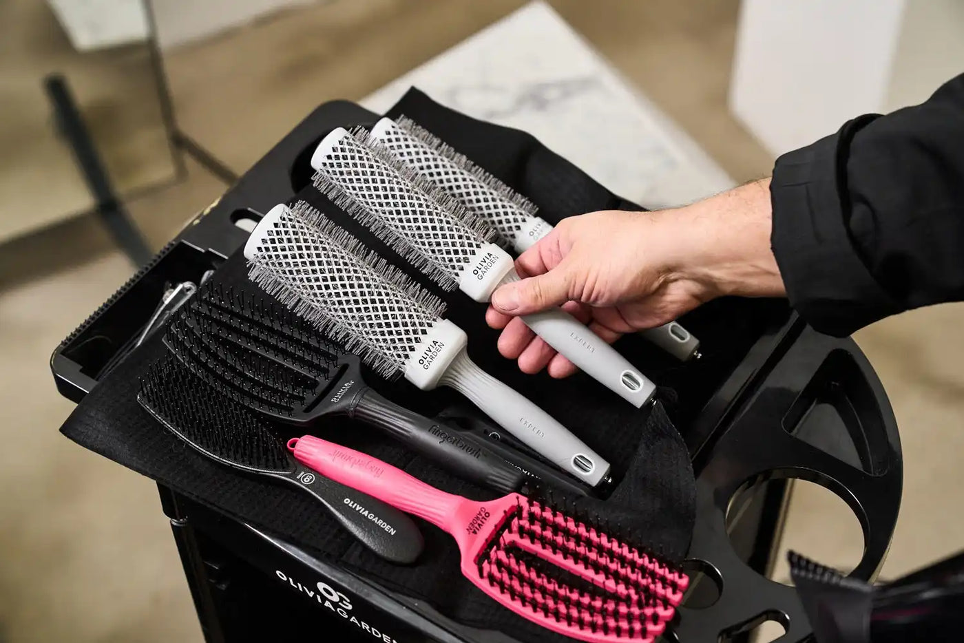 Különféle méretű és stílusú hajkefék gyűjteménye, beleértve a kerek és lapos keféket, néhány szellőző kialakítással.