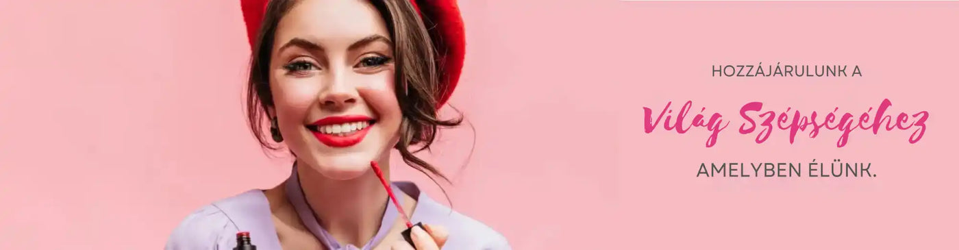 Mosolygó nő vörös rúzst visel.