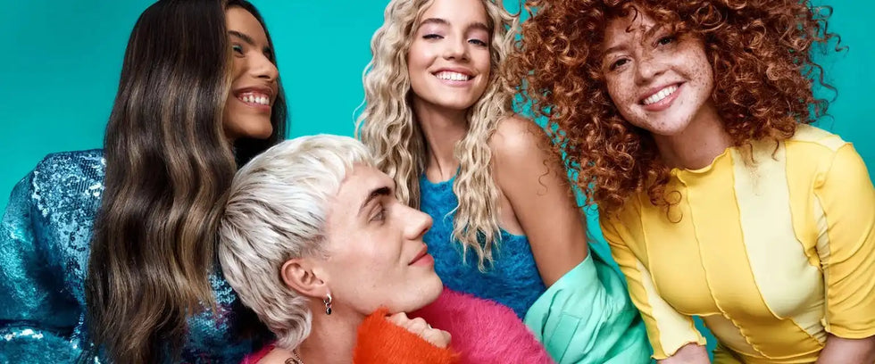 Öt mosolygó nő, akik különböző frizurákat és színeket mutatnak be.