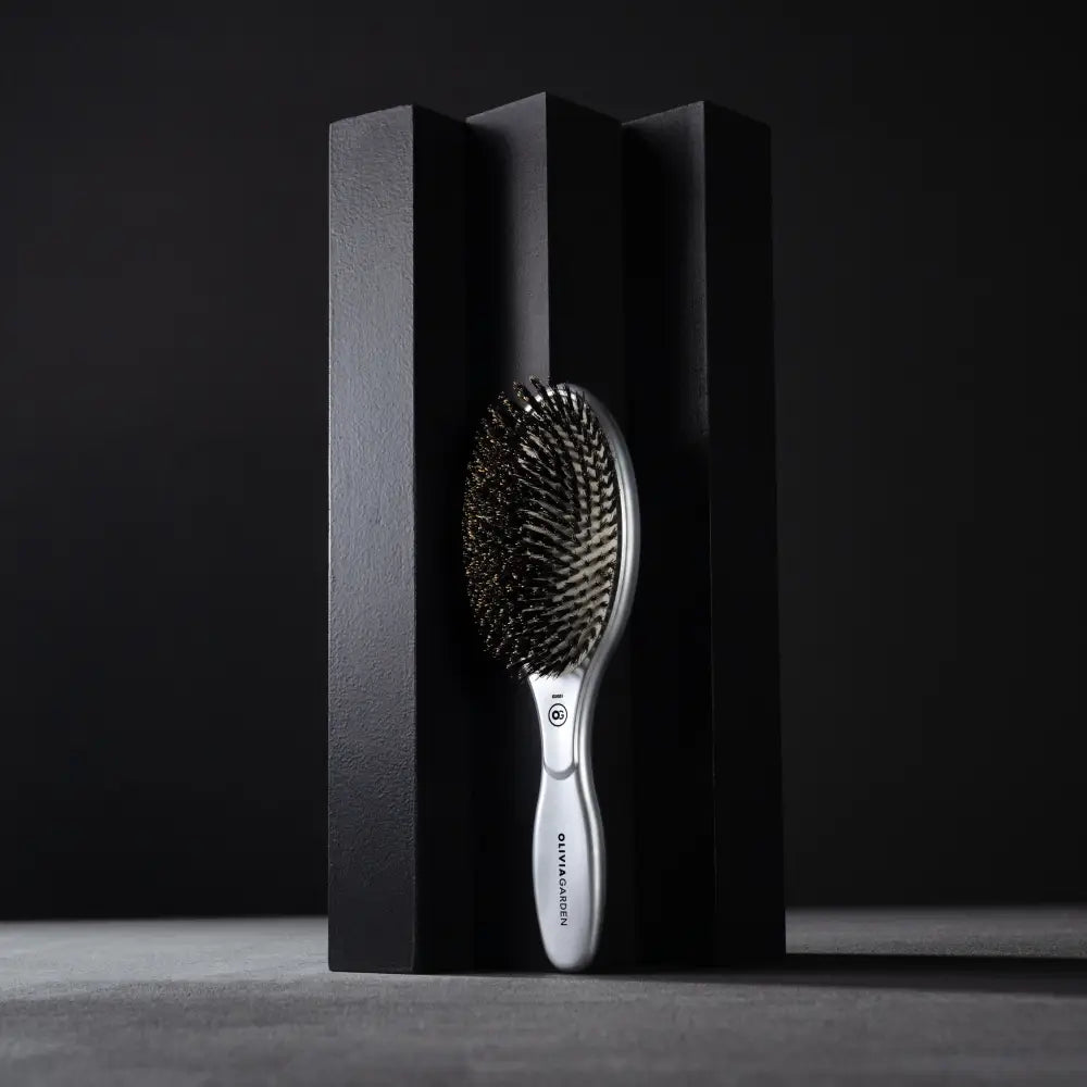 Perie profesională Olivia Garden Expert Care Oval Silver cu peri naturali de mistreț pentru strălucire și îngrijire