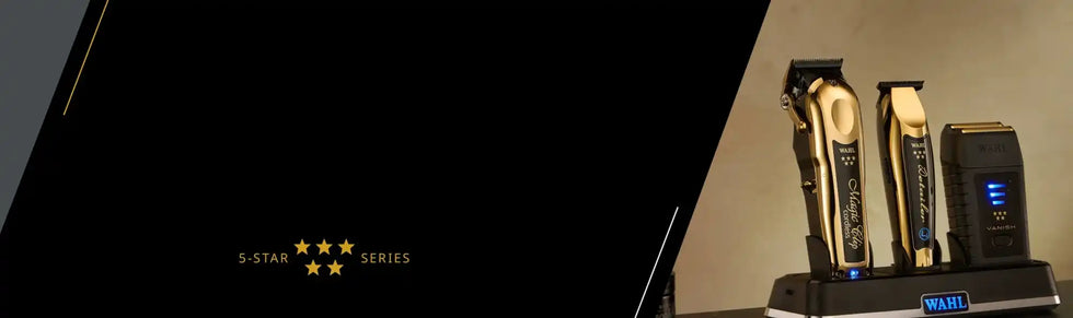 Egy professzionális arany és fekete hajnyíró és trimmelő készlet töltőállványon.