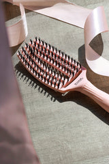 Olivia Garden Fingerbrush Boar & Nylon Pastel Pink – Professzionális Display 12 Hajkefével a Kíméletes Kifésülésért és Természetes Fényért