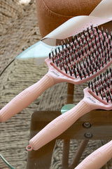 Olivia Garden Fingerbrush Boar & Nylon Pastel Pink – Professzionális Display 12 Hajkefével a Kíméletes Kifésülésért és Természetes Fényért
