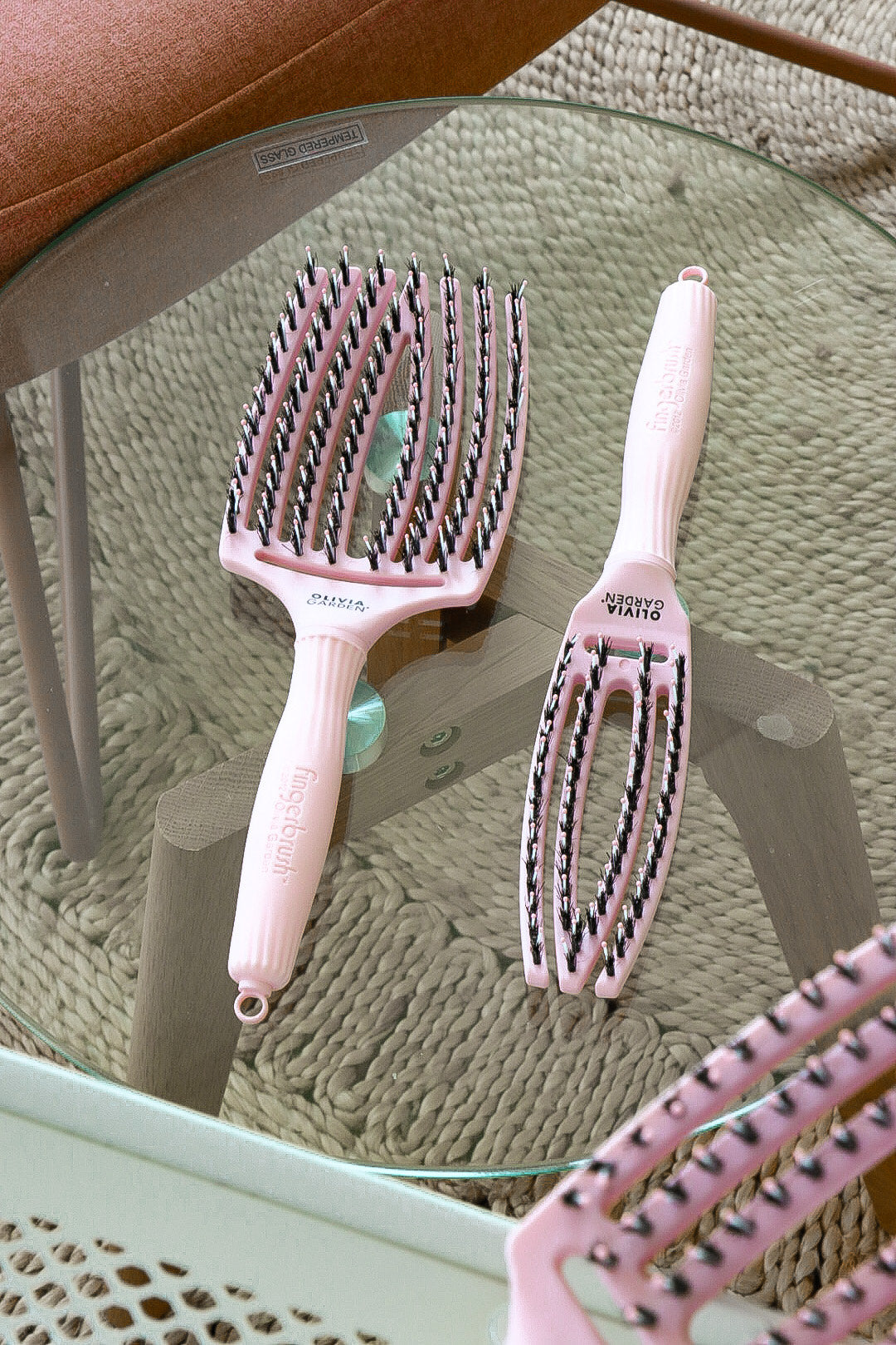 Olivia Garden Fingerbrush Care Iconic Boar & Nylon – Pasztell rózsaszín S – Professzionális fésű a fájdalommentes gubancmentesítéshez és a fényes hajért