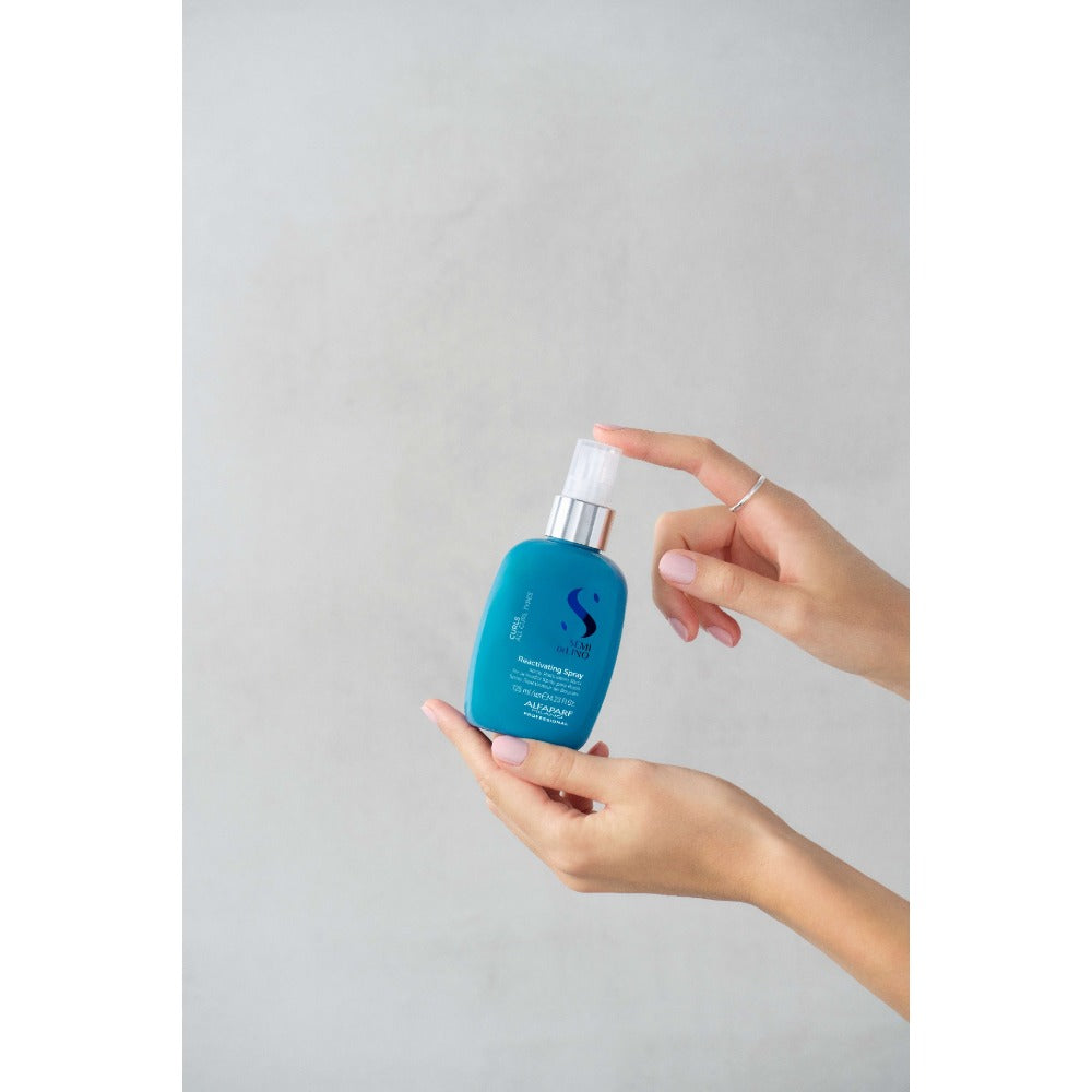 Alfaparf Milano Semi di Lino Curls Reactivating Spray – Leave‑in Spray a Göndör Fürtök Felfrissítésére és Újradefiniálására, 125 ml