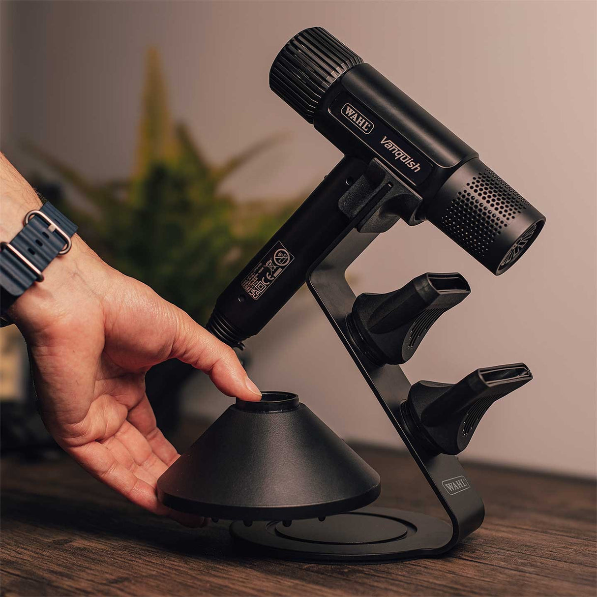 Wahl Stand Professzionális Hajszárító Tartó Vanquish – Stabilitás, Szervezettség és Prémium Design a Szalonodban