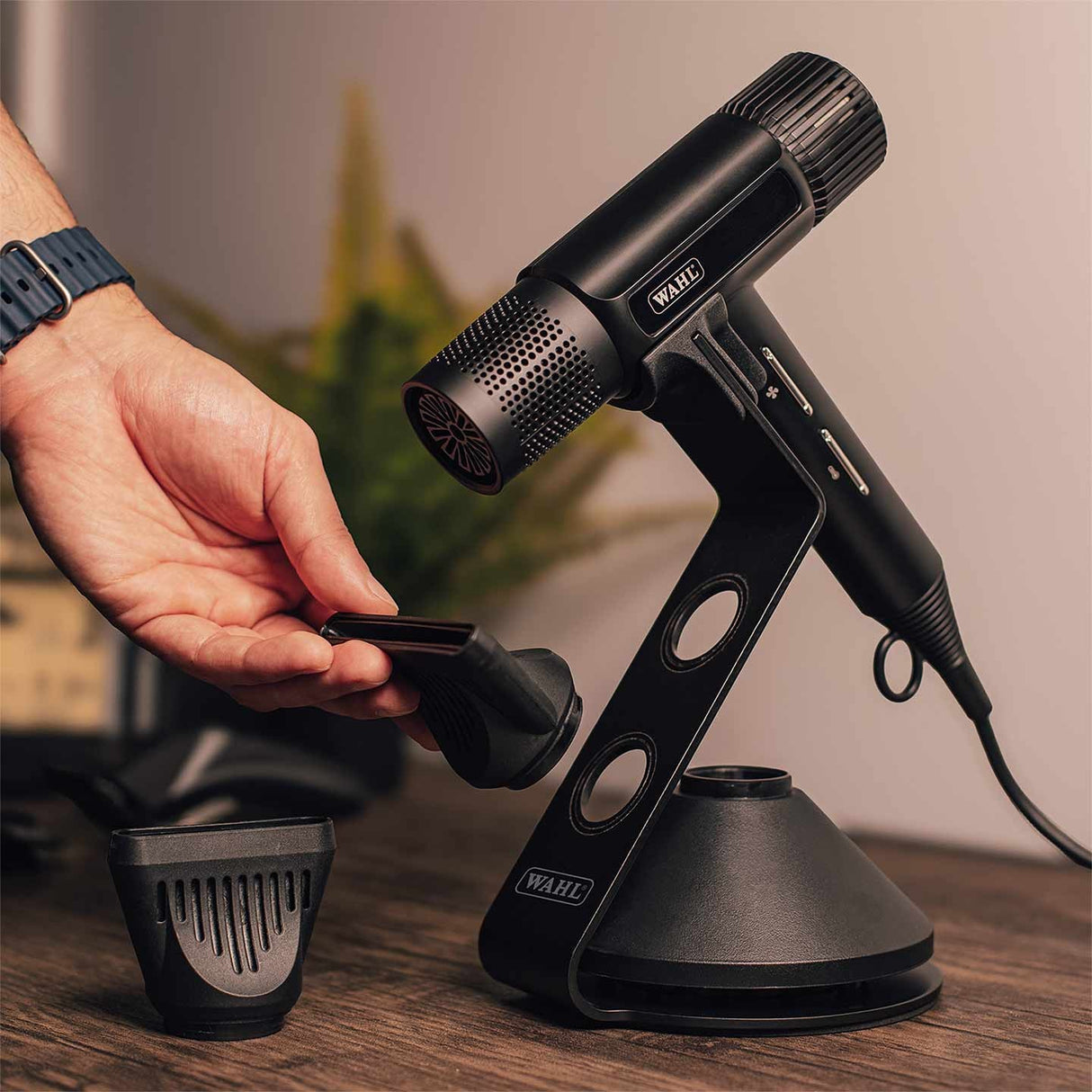 Wahl Stand Professzionális Hajszárító Tartó Vanquish – Stabilitás, Szervezettség és Prémium Design a Szalonodban