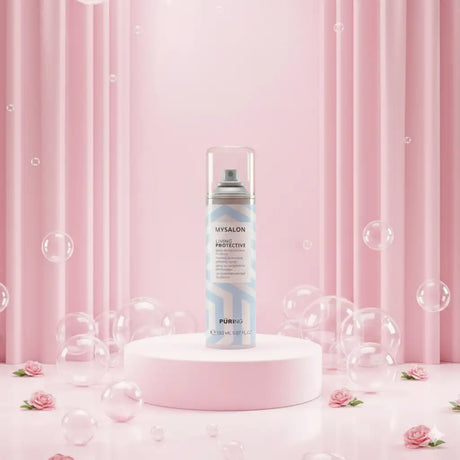 Egy elegáns, átlátszó spray flakon ezüst fúvókával és világoskék absztrakt mintás címkével, amelyen a márkanév 'mysalon' és a termékcsalád 'luxury protective' látható, minimalista rózsaszín talapzaton bemutatva.