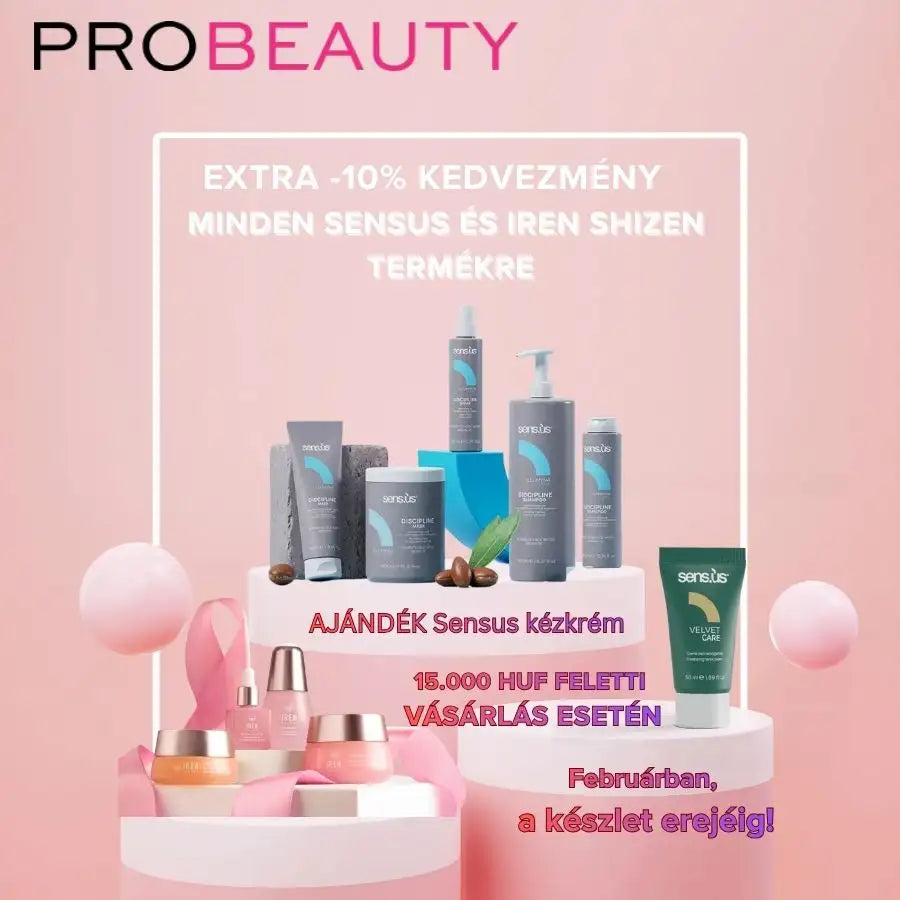 Egy elegáns, matt szürke sensus hajápoló termékcsalád minimalista kék logó kiemelésekkel és pumpás vagy felhajtható kupakos kupakokkal, lépcsőzetes fehér állványokon elrendezve.