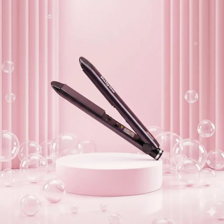 Egy elegáns, sötétlila Babyliss hajvasaló fényes kivitelben és digitális kijelzővel.