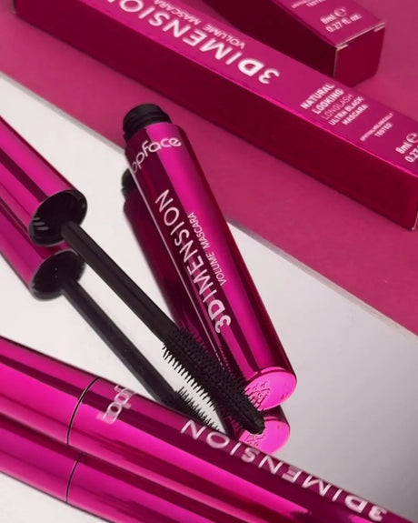 Élénk magenta fémes tubusos 3D térfogatú szempillaspirál fekete kefével és kupakkal.