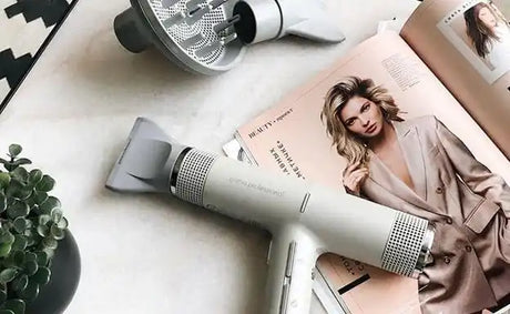 Egy fehér hajszárító szürke fúvóka és diffúzor kiegészítővel.