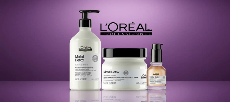 Fehér műanyag palack fekete pumpás adagolóval, ’l’oréal professionnel metal detox’ sampon felirattal.