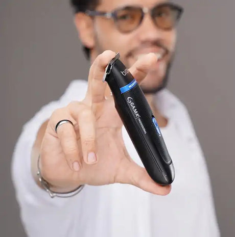 Egy fekete és kék elektromos hajvágó.