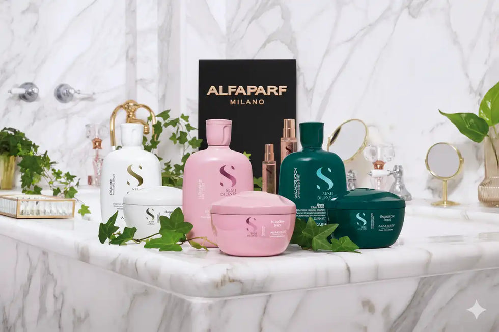 Hajápolási termékek gyűjteménye különféle színű palackokban és üvegekben.