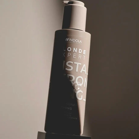 Indola Blonde Expert InstaStrong Leave-In Cream 145ml – Cremă fără clătire cu tehnologie Bond protecție termică și