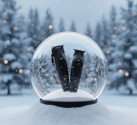 Két fekete JRL hajvágó arany logókkal, egy hóglóban elrejtve.