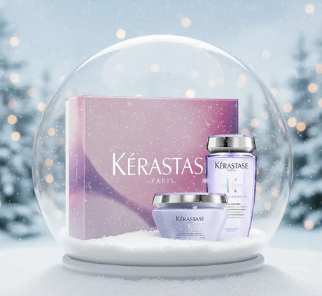 Egy levendulaszínű Kérastase Paris hajápoló készlet, amely elegáns, átlátszó üveget és hozzá illő tégelyt tartalmaz ezüst kupakokkal.