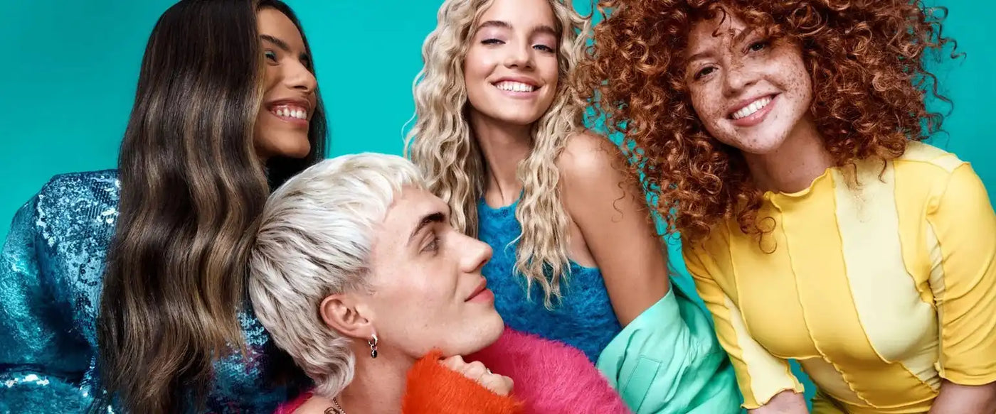 Öt mosolygó nő, akik különböző frizurákat és színeket mutatnak be.