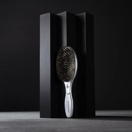 Perie profesională Olivia Garden Expert Care Oval Silver cu peri naturali de mistreț pentru strălucire și îngrijire