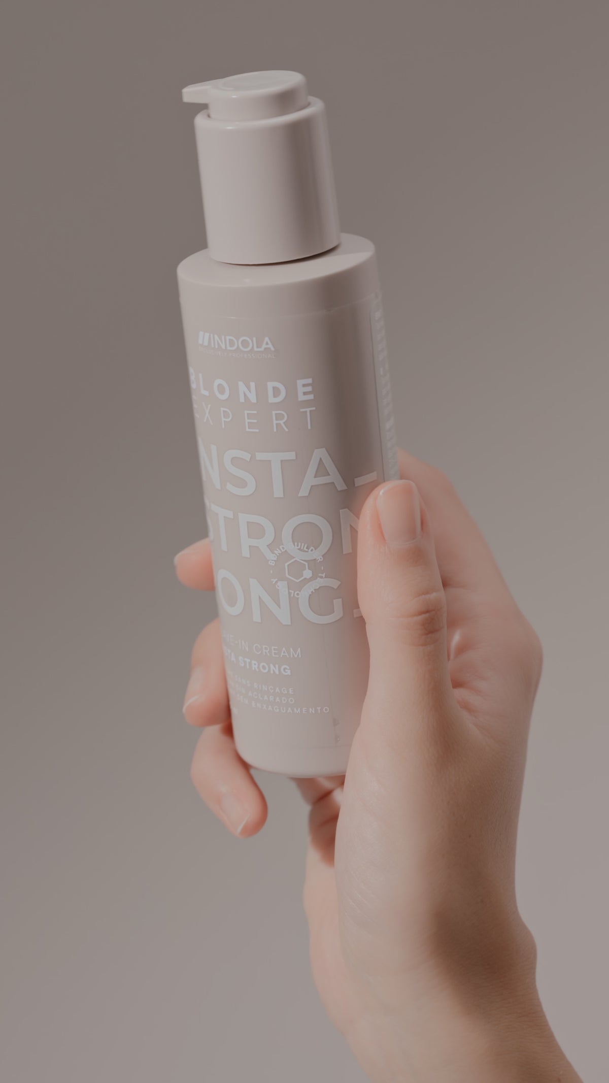 Indola Blonde Expert InstaStrong hajban maradó krém 145ml – Hajban maradó krém Bond technológiával, hővédelemmel és azonnali erősítéssel szőke, érzékeny vagy vegyszerrel kezelt hajra