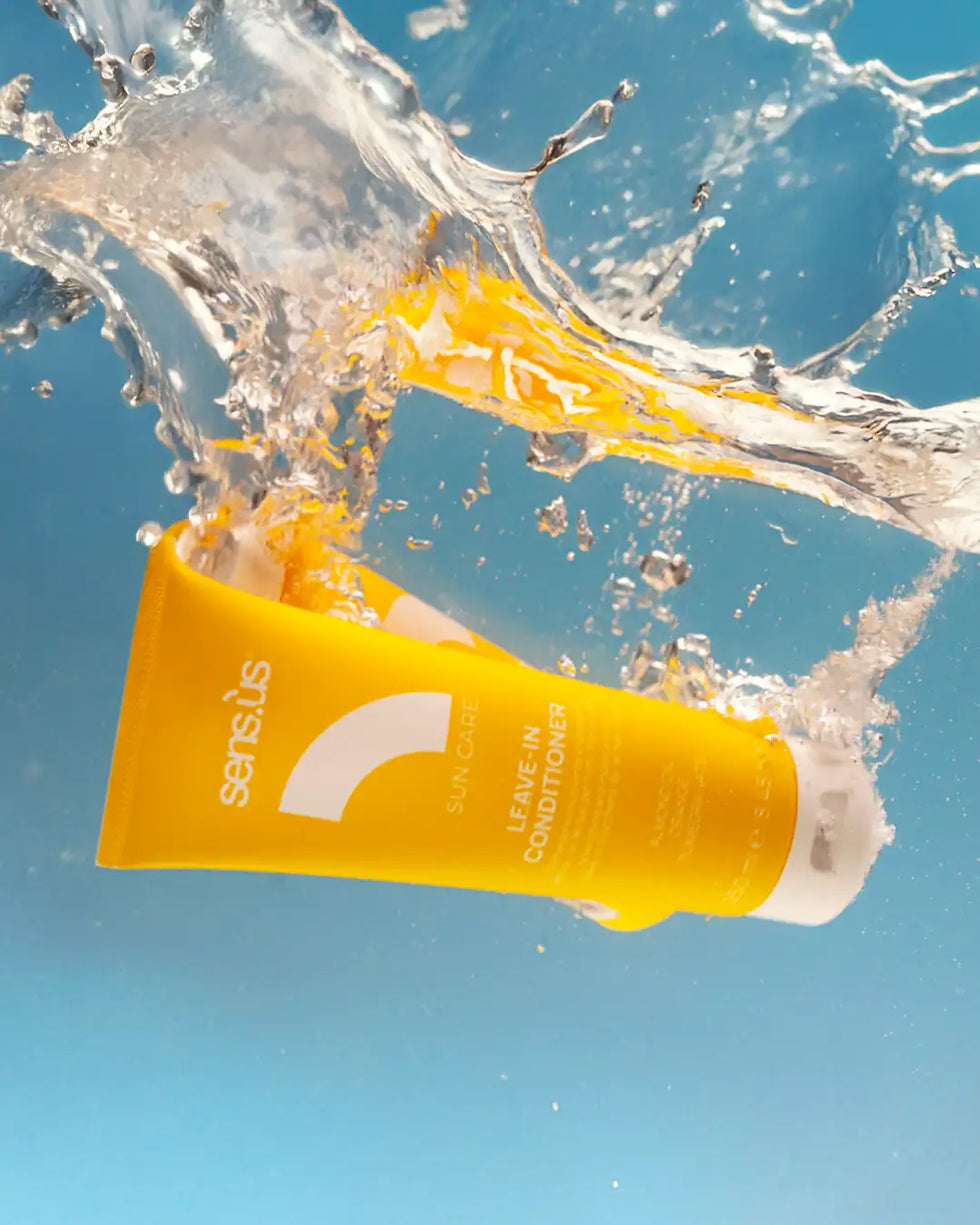 Sárga napvédő flakon fehér kupakkal és címkével, íves nap motívummal.