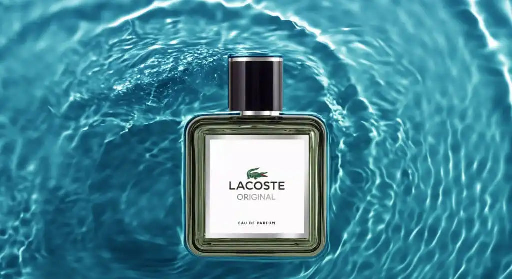 Egy téglalap alakú üveg Lacoste „Original” Eau de Parfum sötét kupakkal.