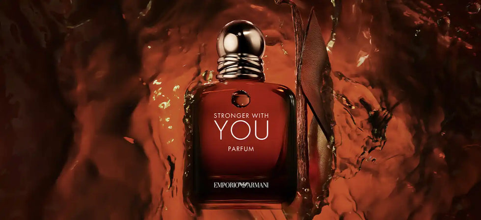 Vörös árnyalatú parfümös flakonnal, ezüst kupakkal.