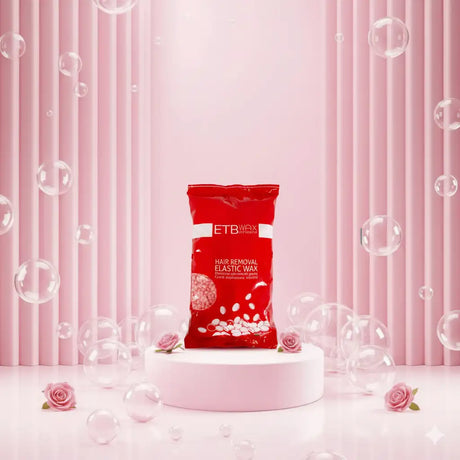 Vörös etb viasz hajeltávolító rugalmas viasz tasak fényes felülettel és fehér szöveggel, rózsaszín háttér előtt, talapzaton bemutatva.